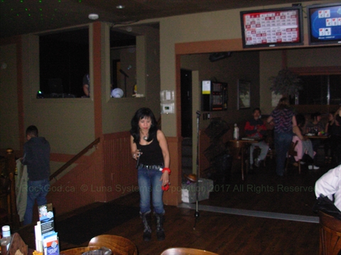 Alma singing at Oliver Twist Pub